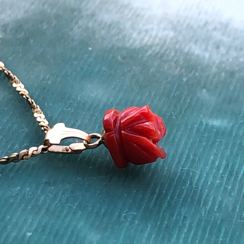 Victorian coral rose charm - Picture 4 of 10